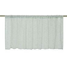 Rideau brise-bise en tissu tissé suspendu à une tringle à rideau.