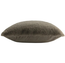 Coussin décoratif en fausse fourrure avec une face arrière douce.