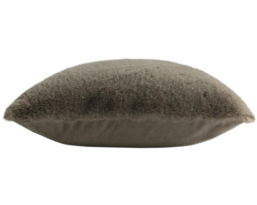 Coussin décoratif en fausse fourrure avec une face arrière douce.