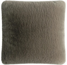 Coussin carré en fausse fourrure avec une texture douce.
