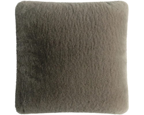 Coussin carré en fausse fourrure avec une texture douce.