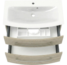 Meuble sous-vasque avec lavabo en céramique, deux tiroirs ouverts aspect chêne et organisateur de tiroir.
