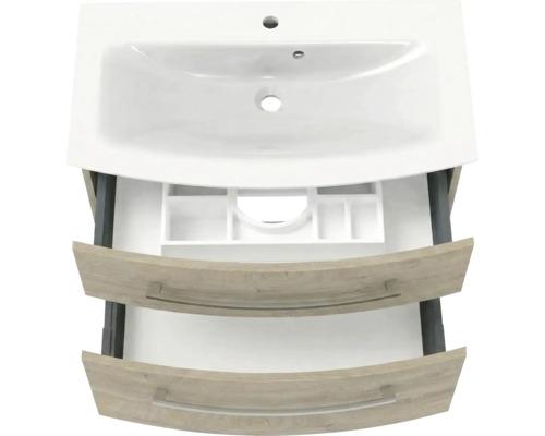 Meuble sous-vasque avec lavabo en céramique, deux tiroirs ouverts aspect chêne et organisateur de tiroir.