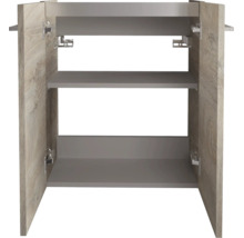Waschbeckenunterschrank in Holzoptik mit zwei grauen Regalfächern und sichtbaren Metallscharnieren.