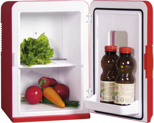 Offener roter Mini-Kühlschrank gefüllt mit Salat, Tomaten, einer Karotte und zwei Getränkeflaschen.