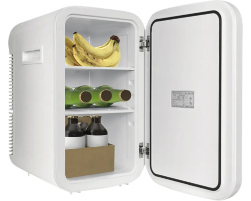 Offener weisser Minikühlschrank mit Bananen, grünen Glasflaschen und kleinen braunen Flaschen in einem Karton.