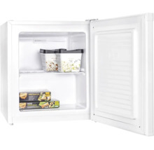 Geöffneter Mini-Gefrierschrank mit Gitterboden und Tiefkühlkost.