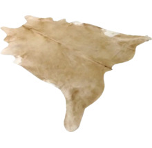 Tapis en peau de vache véritable de couleur beige avec une forme naturelle.