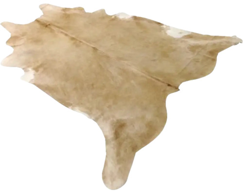 Tapis en peau de vache véritable de couleur beige avec une forme naturelle.