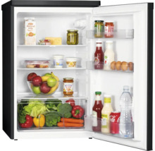 Offener Minikühlschrank gefüllt mit Lebensmitteln wie Gemüse, Obst, Milchprodukten und Getränken.