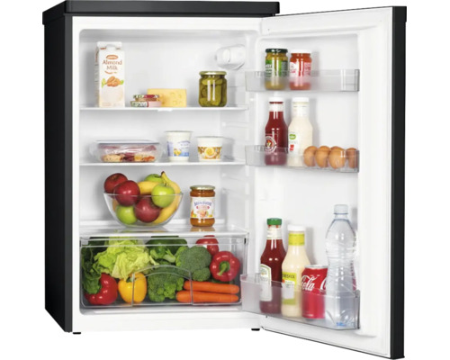 Offener Minikühlschrank gefüllt mit Lebensmitteln wie Gemüse, Obst, Milchprodukten und Getränken.