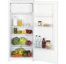 Geöffneter Kühlschrank mit Gefrierfach, gefüllt mit frischem Gemüse, Obst, Getränken und Gläsern auf mehreren Ebenen und in der Tür.