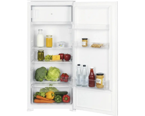 Geöffneter Kühlschrank mit Gefrierfach, gefüllt mit frischem Gemüse, Obst, Getränken und Gläsern auf mehreren Ebenen und in der Tür.