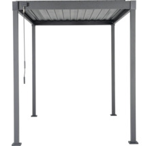 Freistehende Pergola aus Aluminium mit verstellbarem Lamellendach und Handkurbel zur Lichtregulierung.