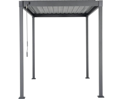Freistehende Pergola aus Aluminium mit verstellbarem Lamellendach und Handkurbel zur Lichtregulierung.