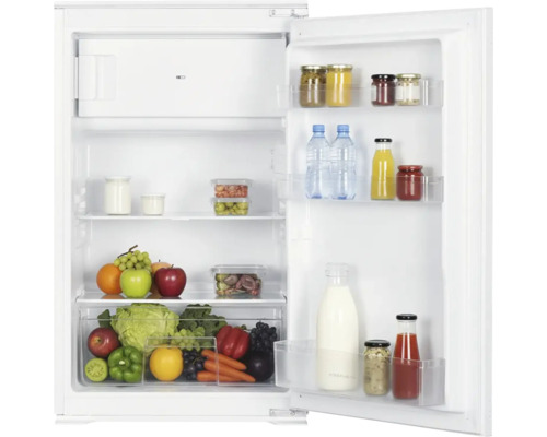 Offener Einbaukühlschrank mit Gefrierfach, gefüllt mit frischem Obst, Gemüse, Getränken und Gläsern, ordentlich sortiert auf Glasablagen.