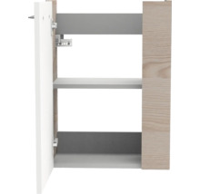 Wandschrank mit offener weißer Front, Seitenwand in Holzoptik und grauen Innenfächern.
