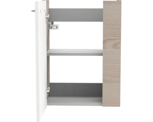 Wandschrank mit offener weißer Front, Seitenwand in Holzoptik und grauen Innenfächern.