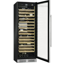 Freistehender Weinkühlschrank mit geöffneter Glastür, zahlreichen Holzeinlegeböden und gelagerten Weinflaschen.