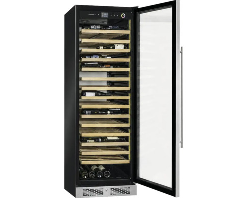 Freistehender Weinkühlschrank mit geöffneter Glastür, zahlreichen Holzeinlegeböden und gelagerten Weinflaschen.