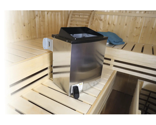 Poêle de sauna électrique moderne en acier inoxydable dans un intérieur de sauna en bois clair avec des bancs à lattes.