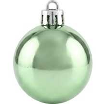 Glänzende hellgrüne Weihnachtskugel mit silberner Aufhängung.