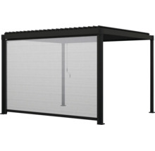 Dunkle Pergola aus Metall mit ausziehbarem Seitenrollo als Sichtschutz und Sonnenschutz.
