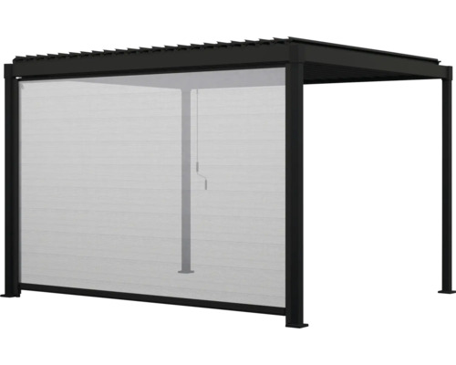 Dunkle Pergola aus Metall mit ausziehbarem Seitenrollo als Sichtschutz und Sonnenschutz.