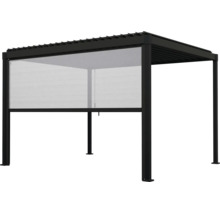 Schwarze Aluminium-Pergola mit Lamellendach und ausziehbarem Seitenrollo für Sicht- und Sonnenschutz.