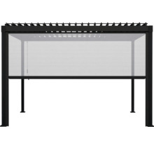 Halbtransparente Seitenmarkise für eine Pergola, montiert an einem schwarzen Gestell, als Sonnen- und Sichtschutz.
