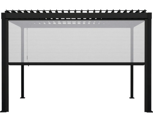Halbtransparente Seitenmarkise für eine Pergola, montiert an einem schwarzen Gestell, als Sonnen- und Sichtschutz.