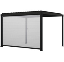 Schwarze Pergola mit integriertem, halbtransparentem Seitenrollo als Sicht- und Sonnenschutz für den Garten.