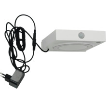 Weiße LED-Unterbauleuchte mit integriertem Bewegungssensor, schwarzem Kabel und Netzstecker.