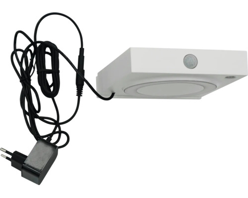 Weiße LED-Unterbauleuchte mit integriertem Bewegungssensor, schwarzem Kabel und Netzstecker.