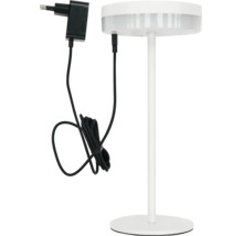 Akkubetriebene LED-Tischleuchte mit flachem Rundkopf, schlankem Standrohr und rundem Sockel, inklusive schwarzem Ladekabel und Netzstecker.