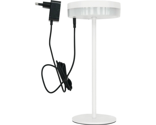 Akkubetriebene LED-Tischleuchte mit flachem Rundkopf, schlankem Standrohr und rundem Sockel, inklusive schwarzem Ladekabel und Netzstecker.
