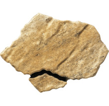 Flache, unregelmäßig geformte Polygonalplatte aus Naturstein für die Gartengestaltung.