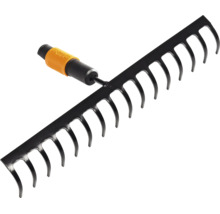 Gartenrechen aus Metall mit gebogenen Zinken und orange-schwarzem Kunststoff-Stielanschluss.