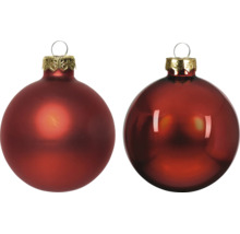 Zwei Weihnachtskugeln aus Glas, eine matt und eine glänzend, mit verzierter Kappe und Aufhänger.