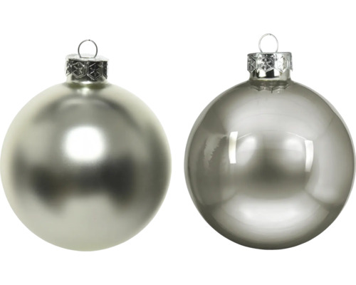 Zwei Weihnachtskugeln aus Glas, eine matt und eine glänzend, mit silberner Aufhängung.