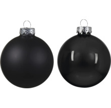Zwei schwarze Christbaumkugeln, eine matt und eine glänzend, mit silberfarbenen Aufhängern.