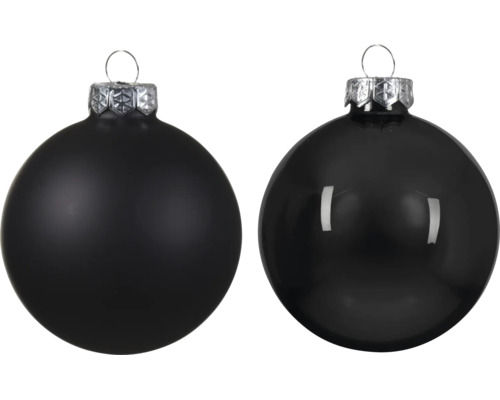 Zwei schwarze Christbaumkugeln, eine matt und eine glänzend, mit silberfarbenen Aufhängern.