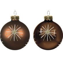 Zwei braune Weihnachtskugeln aus Glas mit Sternmuster in Weiss und Gold-Glitzer, eine glänzende und eine matte Oberfläche.
