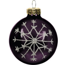 Dunkelviolette Weihnachtskugel aus Glas mit einer grossen silbernen Glitzer-Schneeflocke und goldfarbenem Aufhänger.