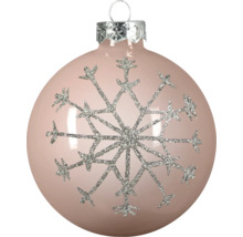 Weihnachtskugel aus Glas mit einer glitzernden silbernen Schneeflocke, pfirsichfarben.