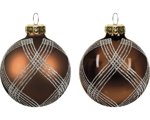 Zwei braune Weihnachtskugeln mit silbernem Glitzermuster, eine matt und eine glänzend
