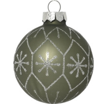 Grüne Weihnachtskugel aus Glas mit silbernem Glitzermuster aus Schneeflocken und Rauten.