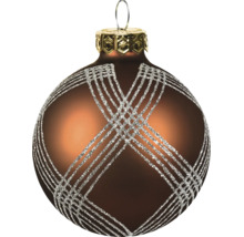 Braune Christbaumkugel aus Glas mit silbernem Rautenmuster aus Glitzer.