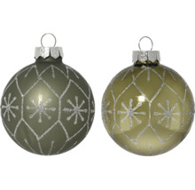 Weihnachtskugeln aus Glas mit silbernem Glitzermuster und Schneeflocken, mattes und glänzendes Grün.