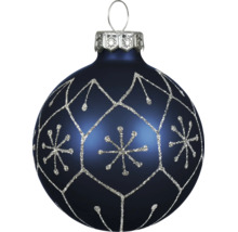 Blaue Weihnachtskugel mit silbernem Glitzermuster und Schneeflocken.